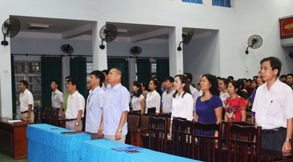 Nhà trường tổ chức chào cờ đầu tháng 9, tổng kết công tác HSSV và giao ban đối thoại với HSSV.